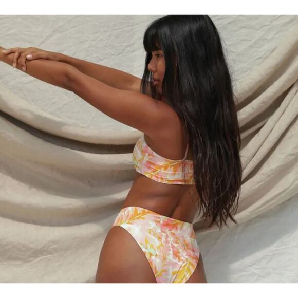 NWT Stone Fox Swim Bliss Bikini Top - Hot Tropix Print Size XL - Picture 2 of 6